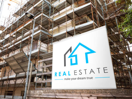 Bâtiment en construction, avec panneau blanc vide devant.