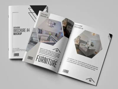 Brochure agrafée ouverte présentant la mise en page intérieure et l’impression nette