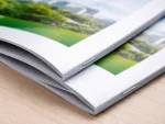 Détail de la reliure agrafée d’une brochure imprimée pour catalogues et présentations