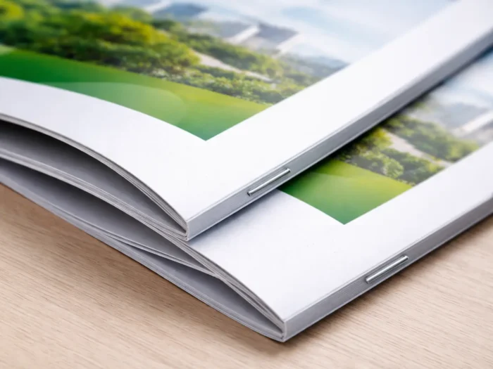 Détail de la reliure agrafée d’une brochure imprimée pour catalogues et présentations
