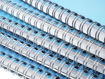 Détail de la reliure spirale métallique d’une brochure imprimée en impression numérique professionnelle