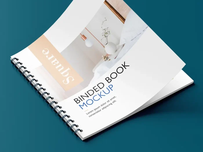 catalogues à spirale ouverte montrant des pages imprimées en couleur avec une mise en page nette